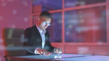İş adamı hologram arka planında büyük bir ekranla çalışıyor.