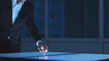 Sensör ekranıyla çalışan işadamı.