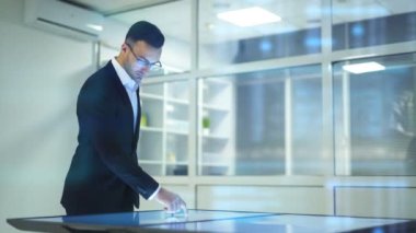 İş adamı hologram arka planında bir sensör ekranı ile çalışıyor.
