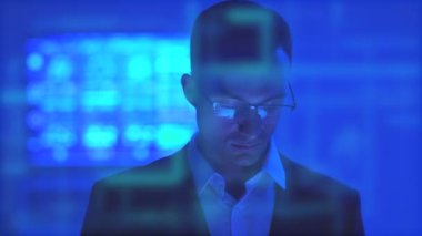 Karanlık odada hologramın arka planında çalışan iş adamı.