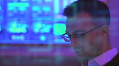İş adamı hologram arka planında bir ekranın yanında çalışıyor.