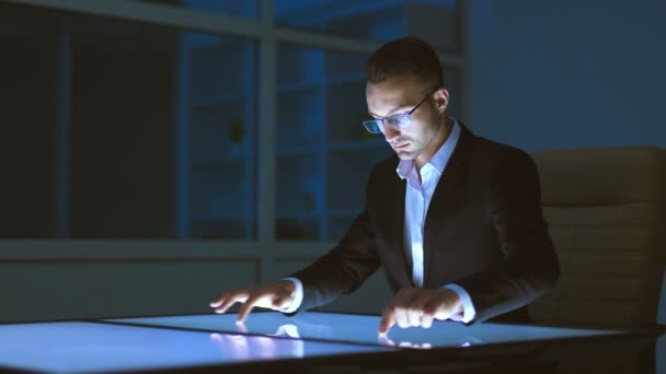 Forretningsmanden Arbejder Med Sensor Display Hologrammet Baggrund – Stock-video