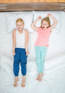 Oğlan ve kız yatağa uzandı. Yukarıdan görünüm