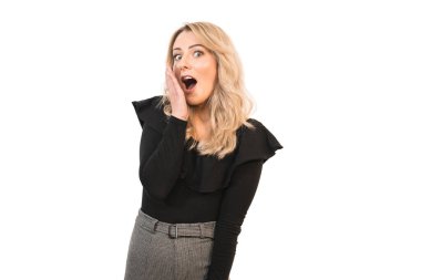 Güzel kadın beyaz arka planda duruyor.