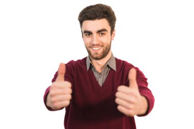 Mutlu adam beyaz arka planı onaylıyor.