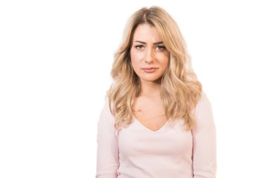 Beyaz arka planda duran kadın.