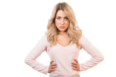 Beyaz arka planda duran çekici kadın.