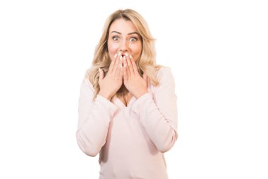 Beyaz arka planda jest yapan heyecanlı kadın.