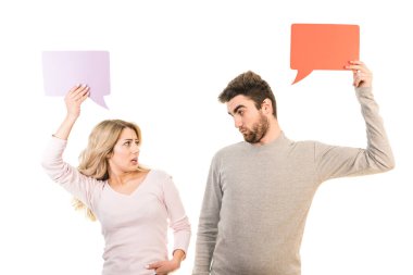 Beyaz arka planda bir diyalog işareti tutan sürpriz çift