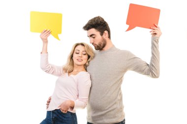 Mutlu çift beyaz arka planda bir diyalog işareti tutuyor.