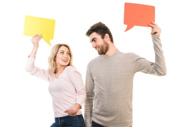 Mutlu çift beyaz arka planda bir diyalog işareti tutuyor.