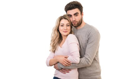 Mutlu adam ve kadın beyaz arka planda sarılıyorlar.