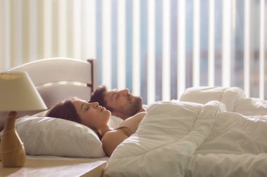 Yatakta uyuyan genç çift