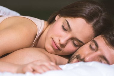 Yatakta uyuyan genç çift