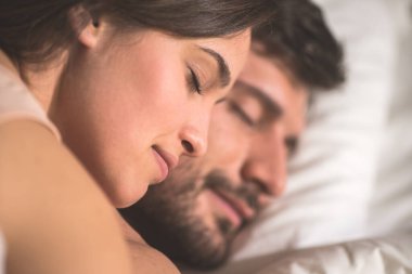 Erkek ve kadın yatakta dinleniyor.