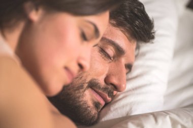 Erkek ve kadın yatakta dinleniyor.