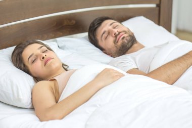 Yatakta uyuyan çift.
