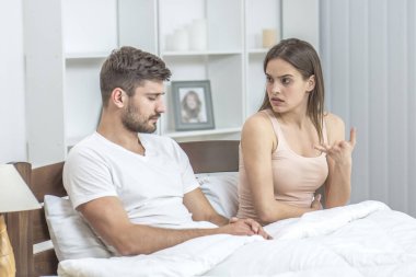 Yatakta kavga eden çift.