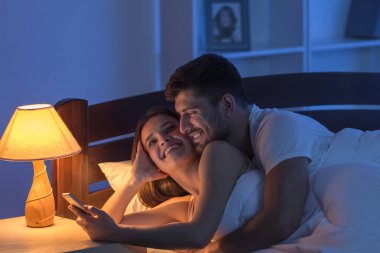 Çift yatak odasında bir telefonla yatıyordu. Gece vakti.