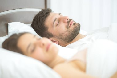 Yatak odasında uyuyan aşıklar