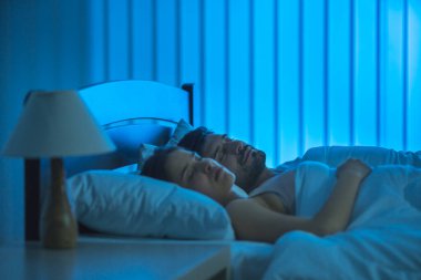 Yataktaki uyuyan aşıklar. Gece vakti.