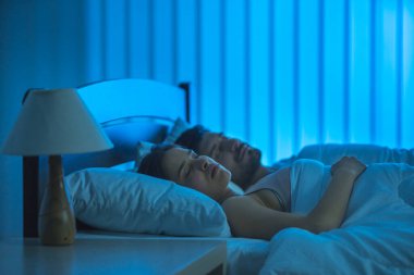 Yataktaki uyuyan adam ve kadın. Gece vakti.