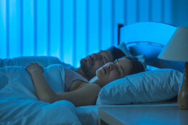 Yataktaki uyuyan adam ve kadın. Gece vakti.