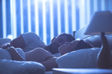 Rahat yatakta uyuyan çift. Gece vakti, tüm dikkatini topla.