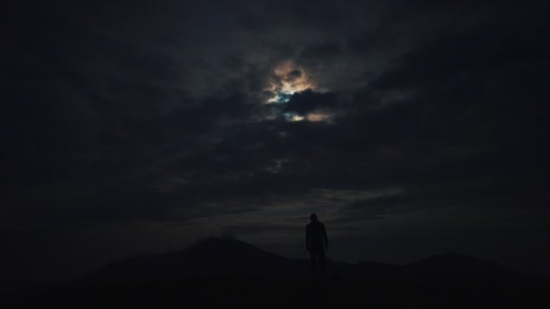 Muž Stojící Hoře Pozadí Měsíčního Svitu — Stock video