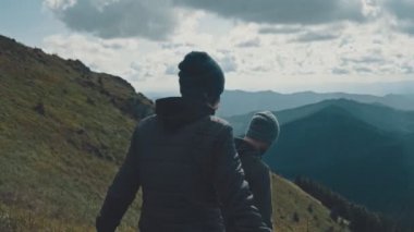 Aktif adam ve kadın güzel kayalarda yürüyorlar.