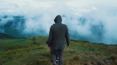 Resimli bir dağda yürüyen dört yürüyüşçü.