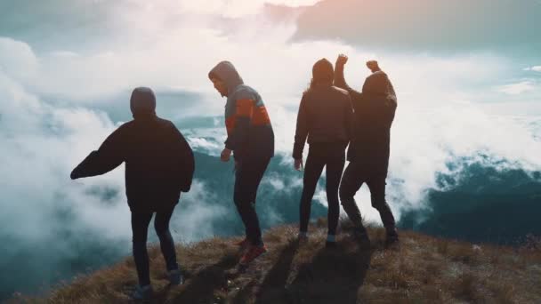 Les Quatre Personnes Heureuses Debout Sur Belle Montagne — Video