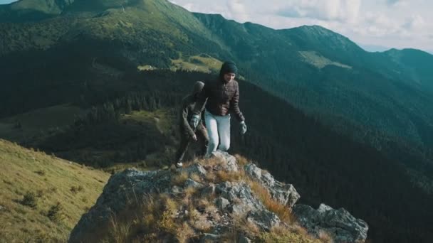 Homem Ativo Mulher Andando Sobre Pedras — Vídeo de Stock