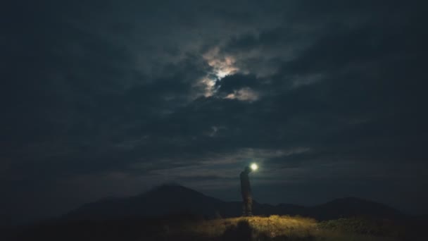 Hombre Con Palo Fuegos Artificiales Brillante Corriendo Una Montaña Nocturna — Vídeos de Stock