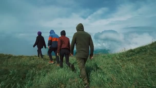 Les Quatre Personnes Marchant Sur Une Montagne Avec Une Belle — Video