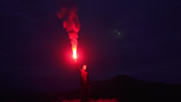 Άντρας Πυροτέχνημα Στέκεται Ένα Νυχτερινό Βουνό — Αρχείο Βίντεο