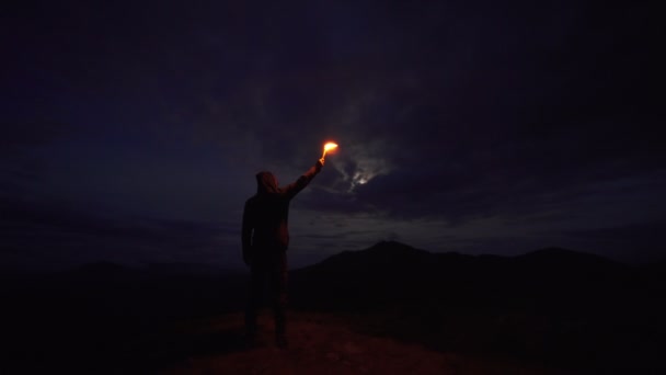 Uomo Con Bastone Fuoco Piedi Sulla Montagna Notte — Video Stock