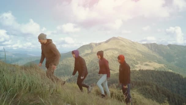 Les Quatre Personnes Marchant Dans Montagne Ralenti — Video