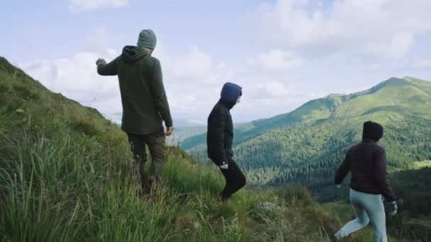 Las Cuatro Personas Caminando Por Montaña Cámara Lenta — Vídeo de stock