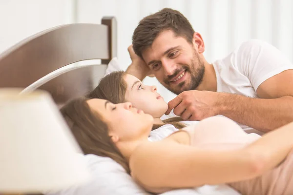 Die Glückliche Familie Lag Auf Dem Bett — Stockfoto