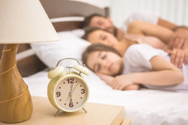 Die Uhr Auf Dem Hintergrund Der Schlafenden Familie — Stockfoto
