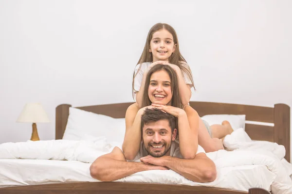 Счастливая Семья Лежала Кровати — стоковое фото