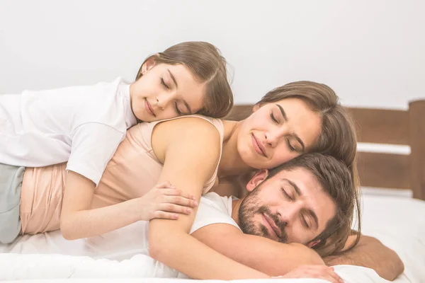 幸福的一家人睡在舒适的床上 — 图库照片