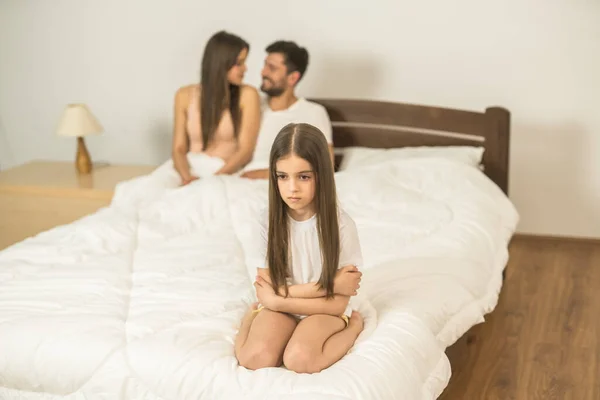 Ragazza Triste Sedersi Vicino Genitori Sul Letto — Foto Stock