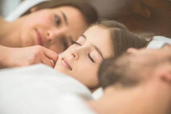 Das Kleine Mädchen Schläft Bei Den Eltern Auf Dem Bett — Stockfoto
