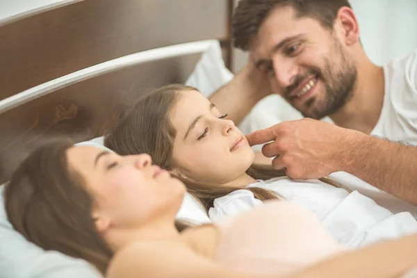 Das Kleine Mädchen Schläft Bei Den Eltern Bett — Stockfoto