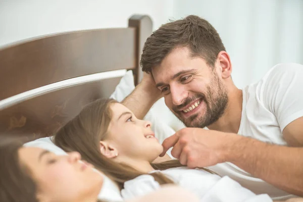 Boldog Apa Ágyban Feküdt Család Mellett — Stock Fotó