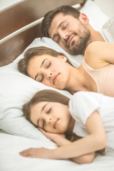 一家人睡在舒适的床上 — 图库照片