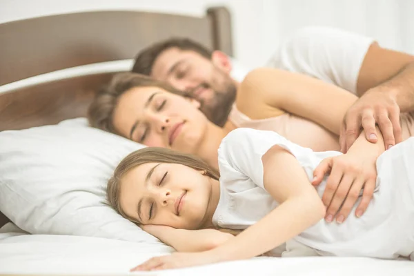 Kızı Ailesi Yatakta Uyuyor — Stok fotoğraf