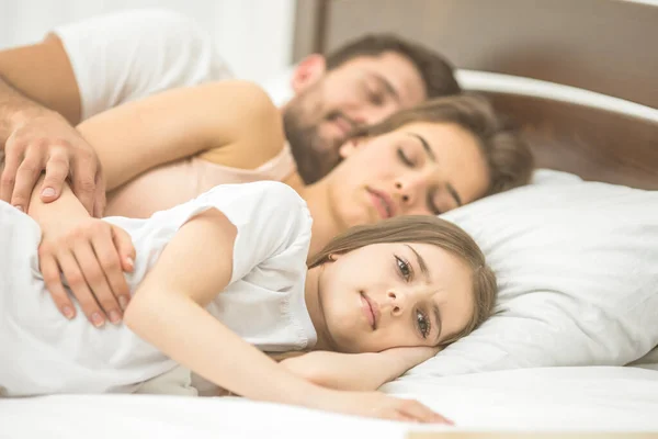 Hija Yacía Cerca Los Padres Dormidos Cama — Foto de Stock